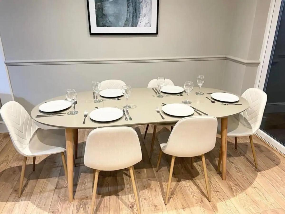 Comfortable 5-bedroom House In Apartamento Cheltenham
