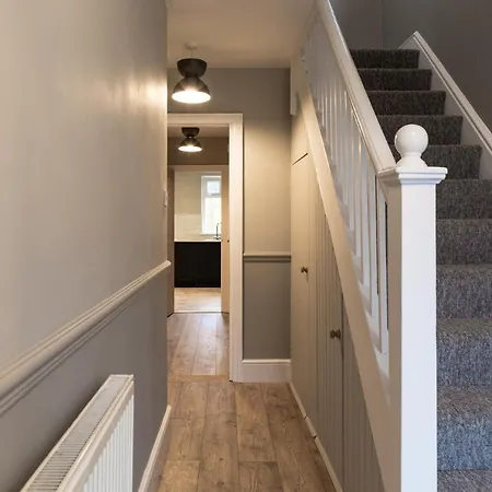 Comfortable 5-Bedroom House In Cheltenham Exterior photo