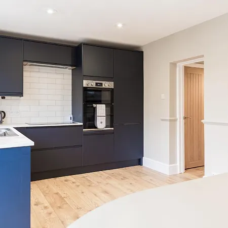 Comfortable 5-Bedroom House In Cheltenham Exterior photo