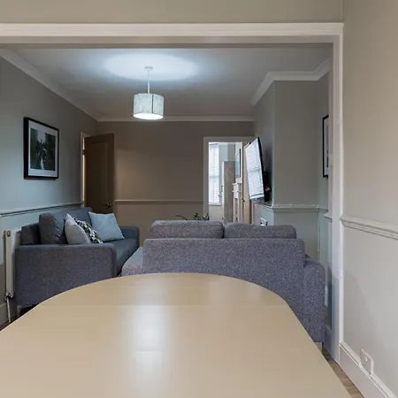 Comfortable 5-Bedroom House In Cheltenham Exterior photo