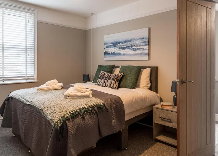 Comfortable 5-Bedroom House In Cheltenham