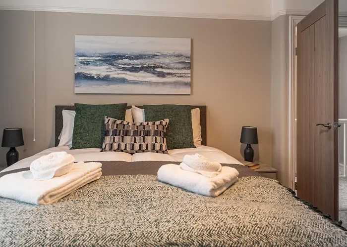 Comfortable 5-Bedroom House In Cheltenham
