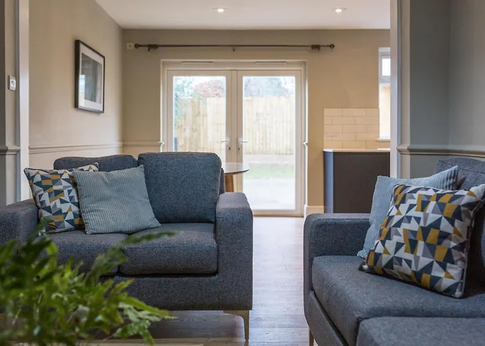Comfortable 5-Bedroom House In Cheltenham