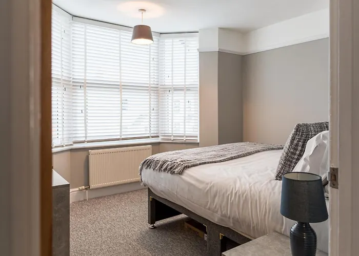 Comfortable 5-Bedroom House In Cheltenham