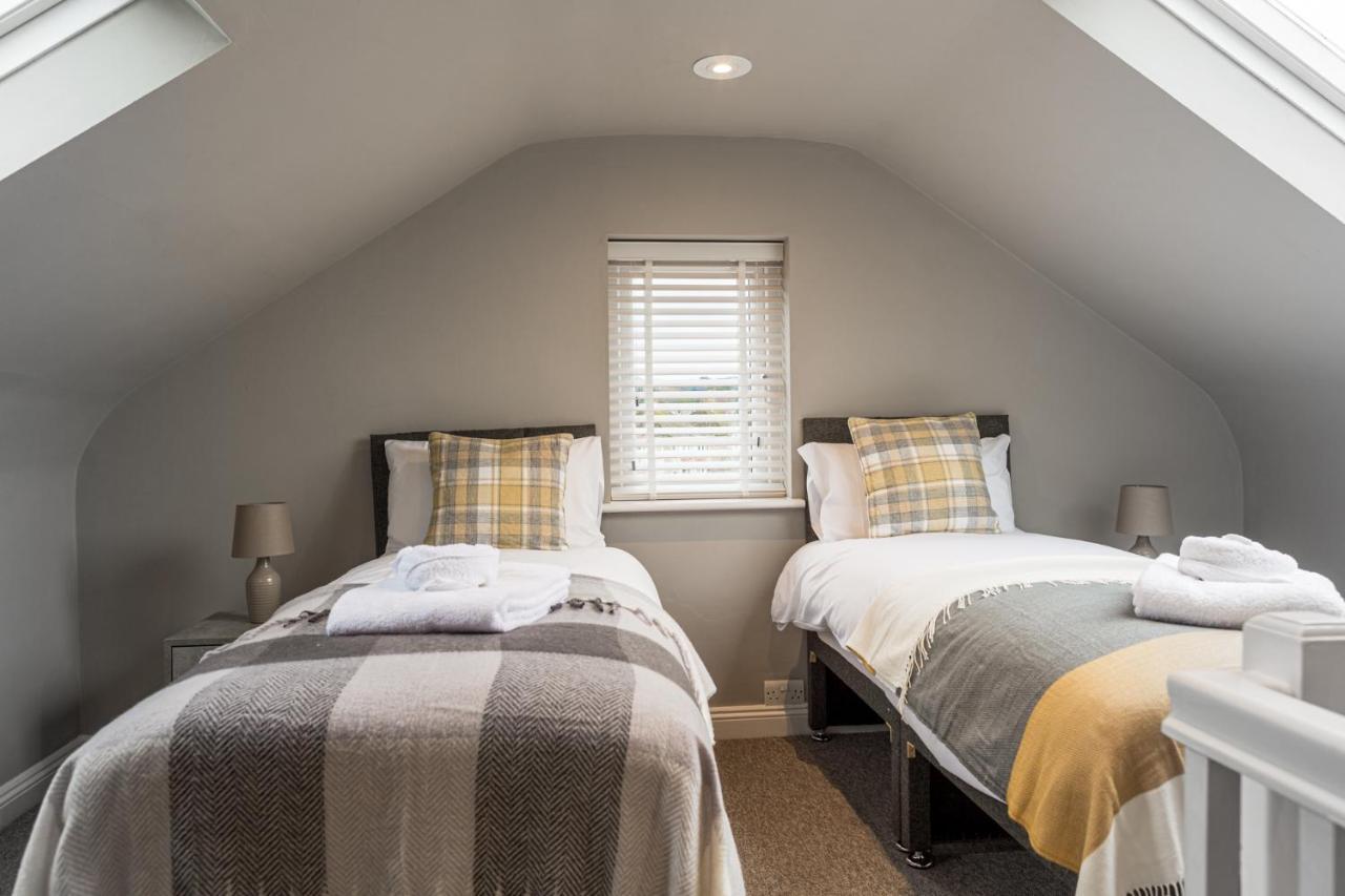 Comfortable 5-bedroom House In Apartment