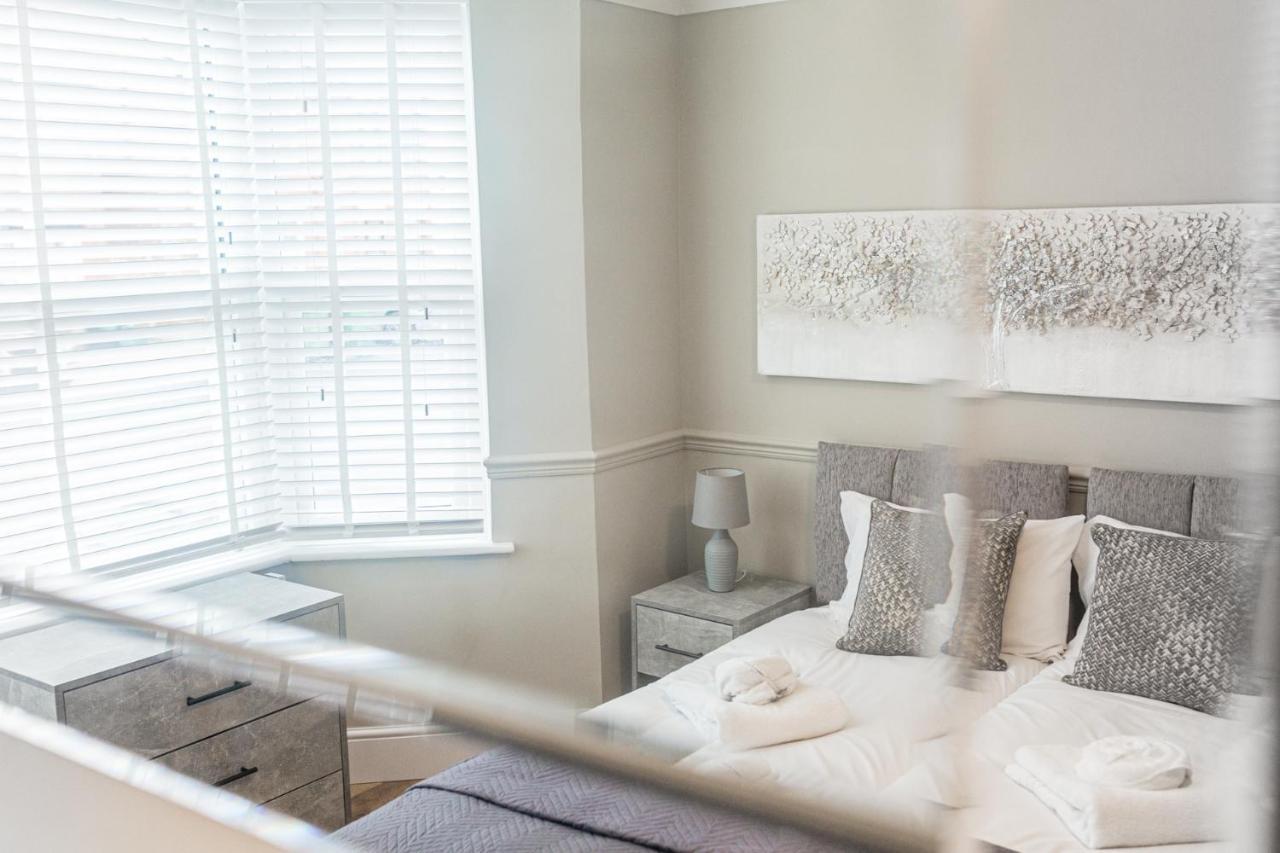 Comfortable 5-bedroom House In Apartment Cheltenham