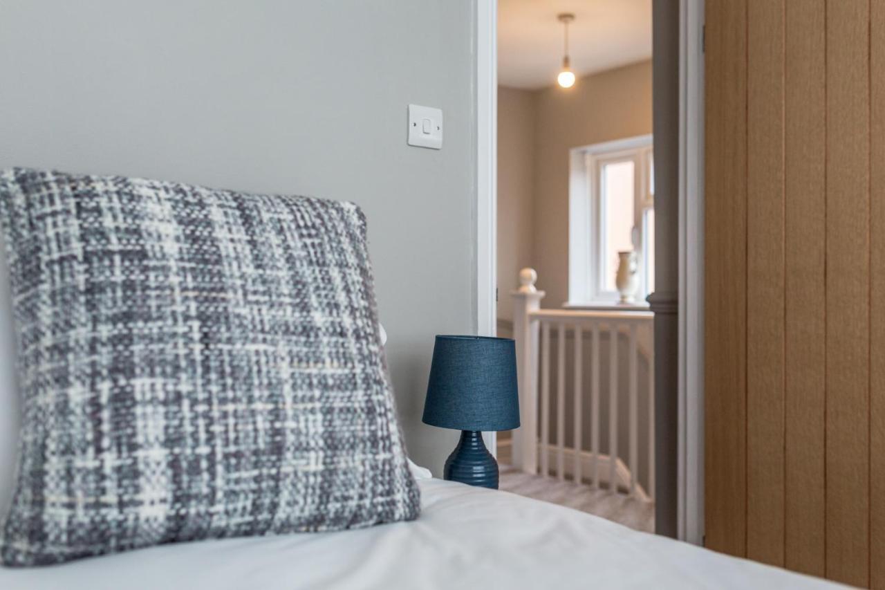 Comfortable 5-bedroom House In Apartment Cheltenham