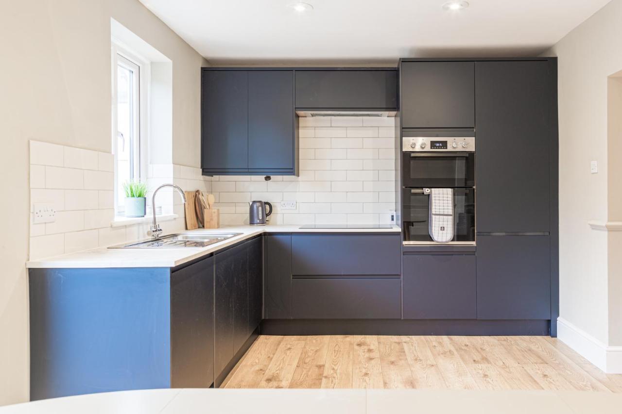 Comfortable 5-bedroom House In Apartment