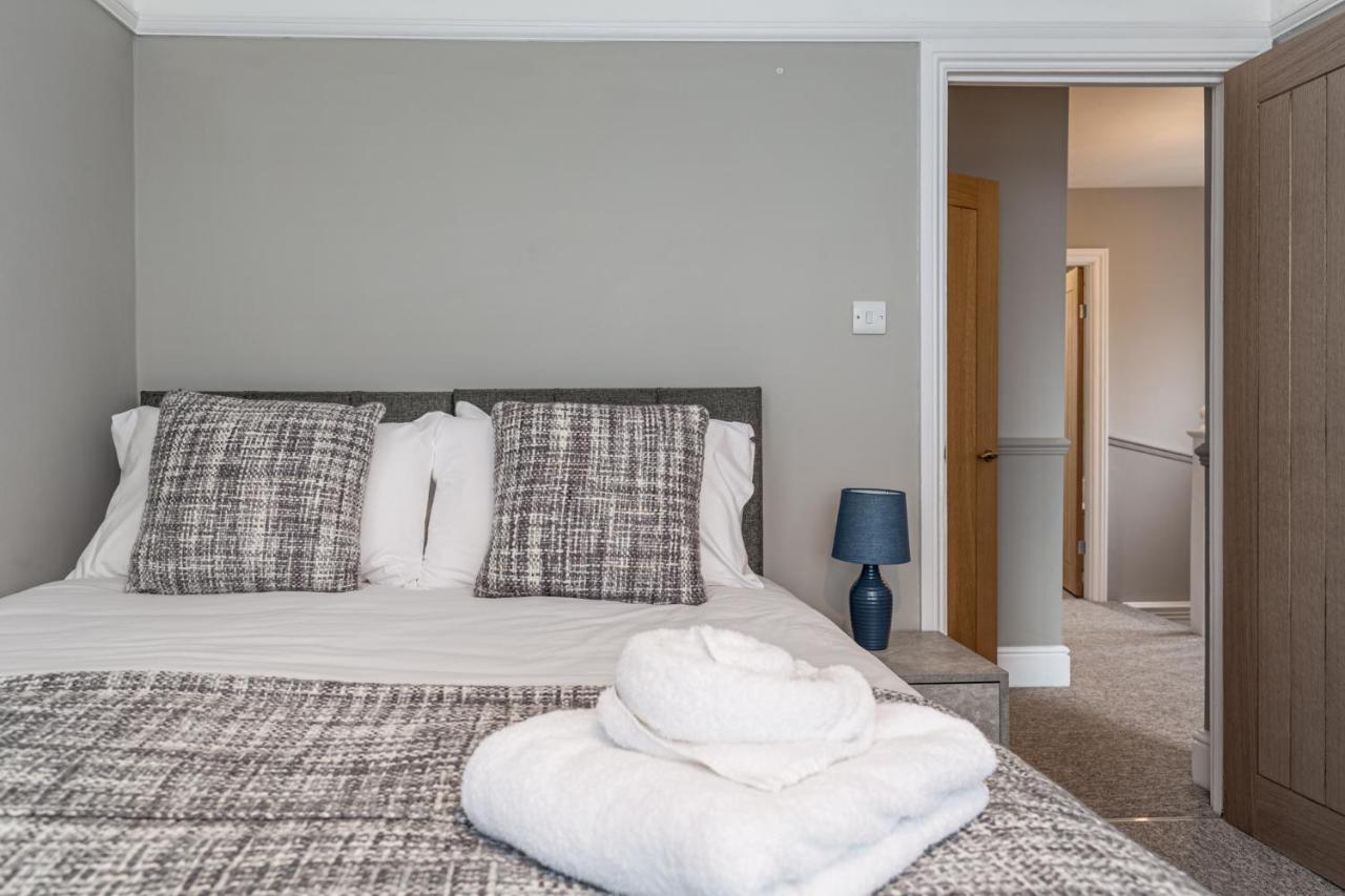 Comfortable 5-bedroom House In * Cheltenham