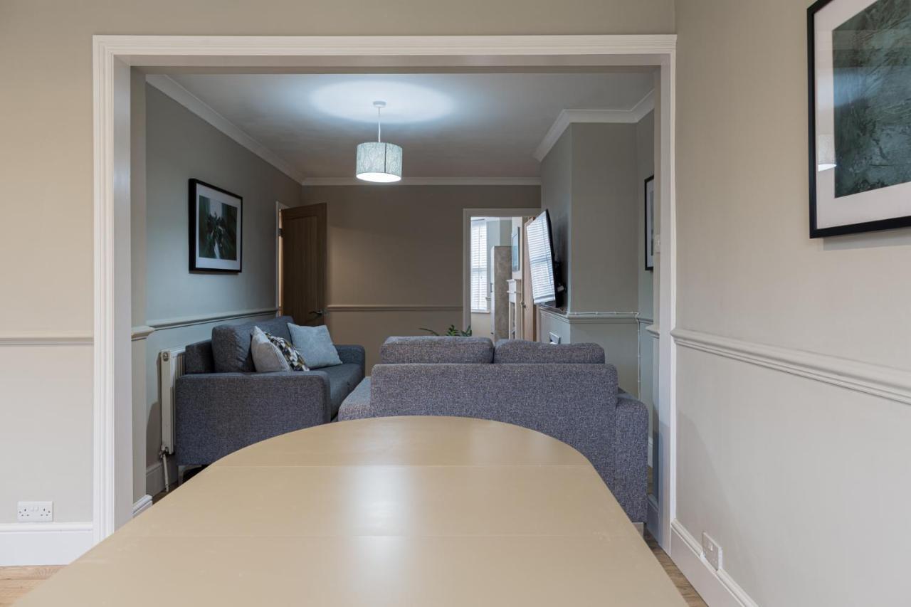 Comfortable 5-bedroom House In Cheltenham