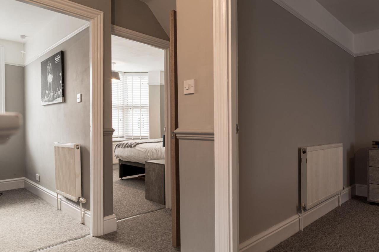 Comfortable 5-bedroom House In Apartment *
