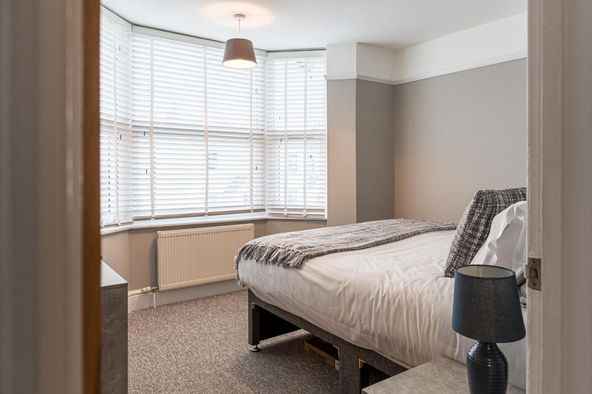 Comfortable 5-bedroom House In Apartment *